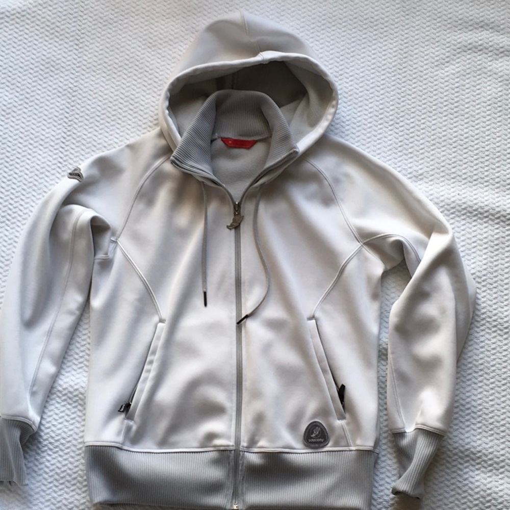 Saucony Women’s hooded zip up jacket.Medium